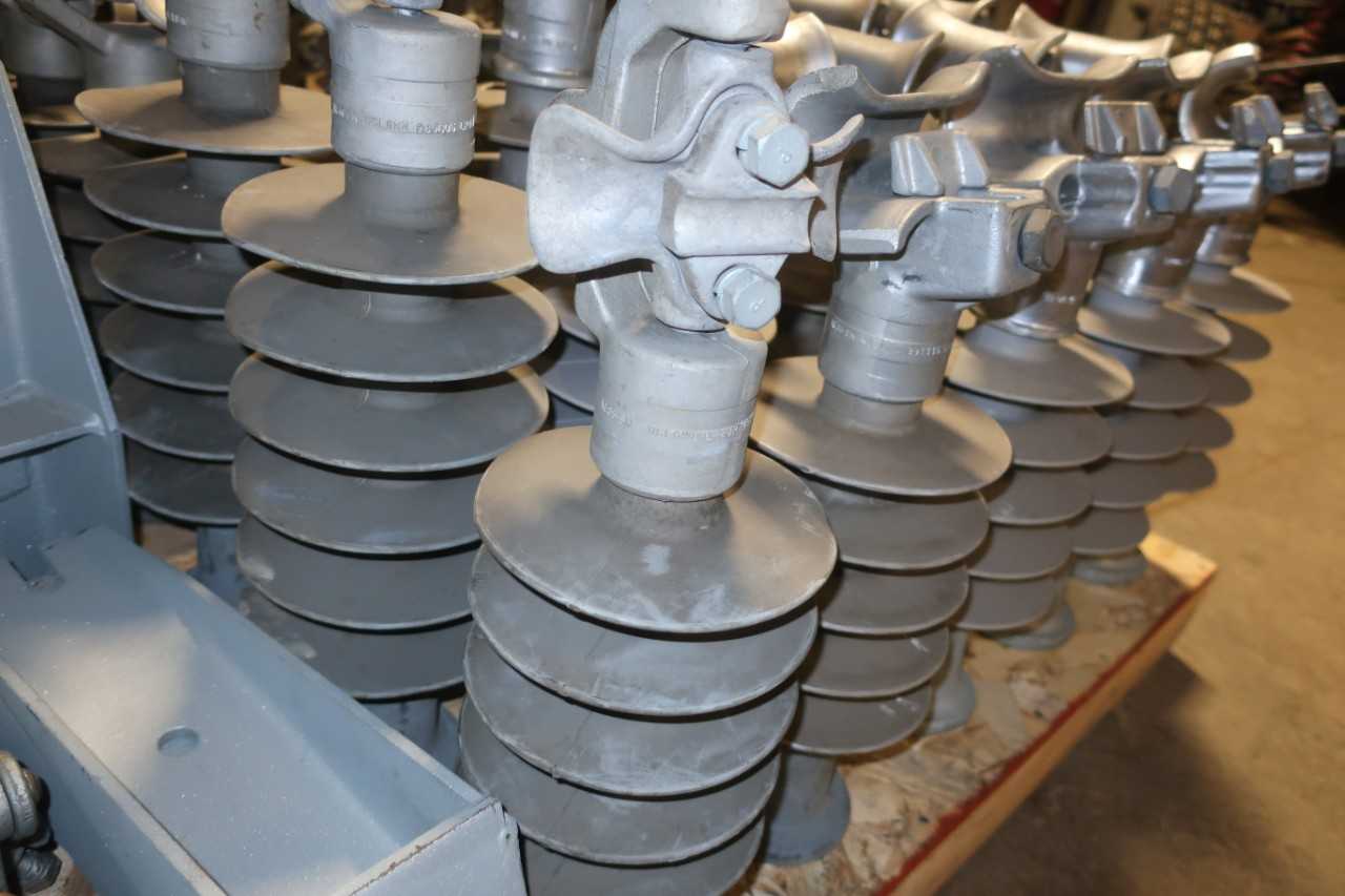 1 PALLET OF ASSORTED K-LINE POST ISULATORS & BRACKETS - MACHINING ACCESSORIES & TOOLING