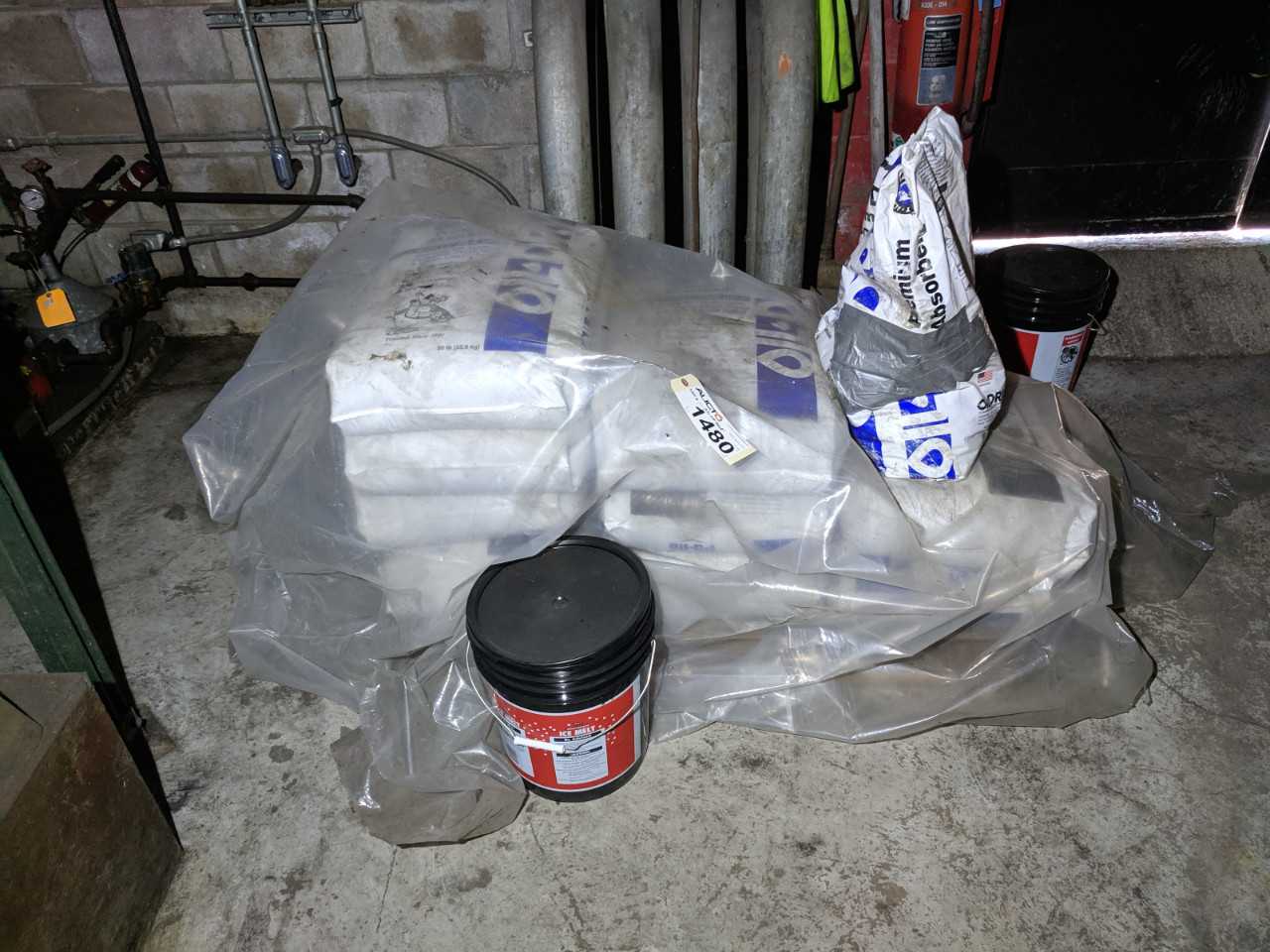 PALLET OF OIL-DRI OIL ABSORBENT - SAFETY EQUIPMENT PALLET OF OIL-DRI OIL ABSORBENT - SAFETY EQUIPMENT