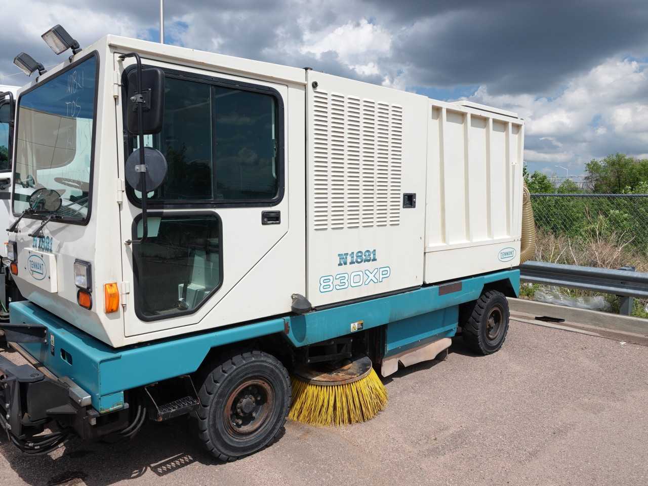 1997 Tennant 830XP Street Sweeper - CONSTRUCTION