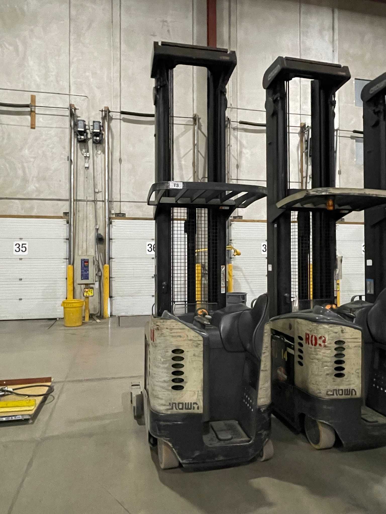 CROWN RR 5200 SERIES REACH TRUCK - REACH TRUCKS