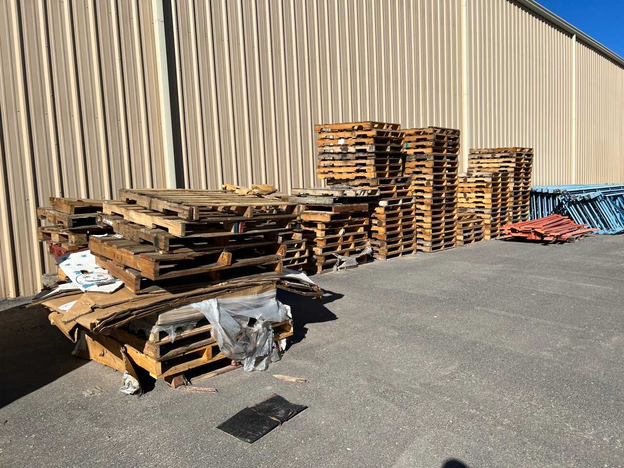 APPROX 400 ASSORTED WOOD PALLETS (NEW MEXICO) - INDUSTRIAL PARTS