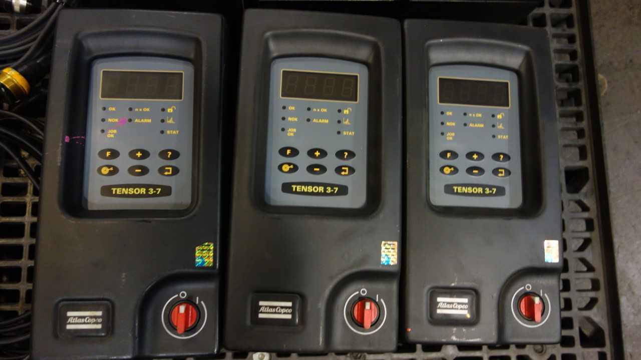 LOT OF 6 ASSORTED ATLAS COPCO TENSOR NUTRUNNER CONTROLLERS, 2X 4220 EXTENSION CABLES, PF3109-C-HW 8433 7900 05, PF3107-C-HW 8433 7700 05 - AUTOMATION & CONTROLS