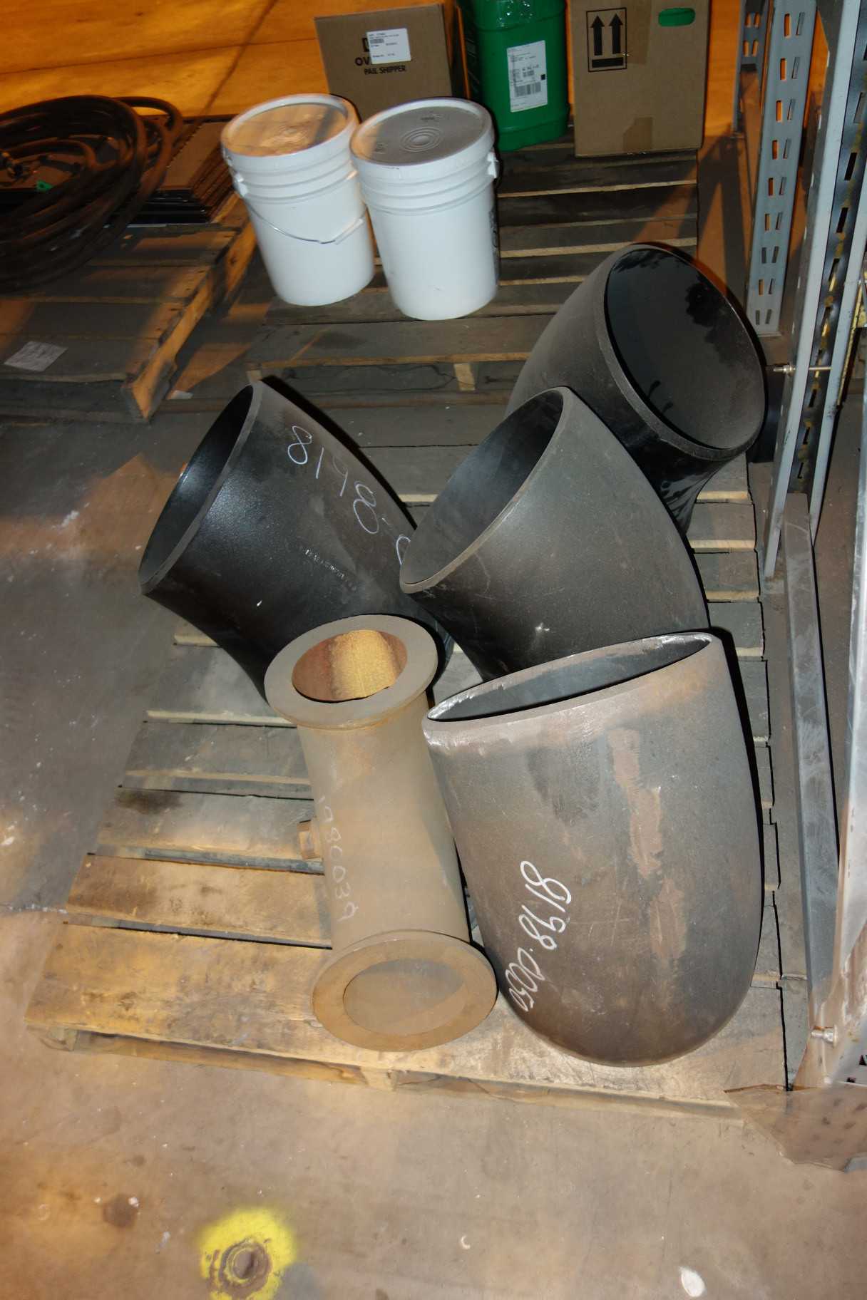 CONTENTS OF 2 UPRIGHT RACKING SECTIONS, FITTINGS - VALVES