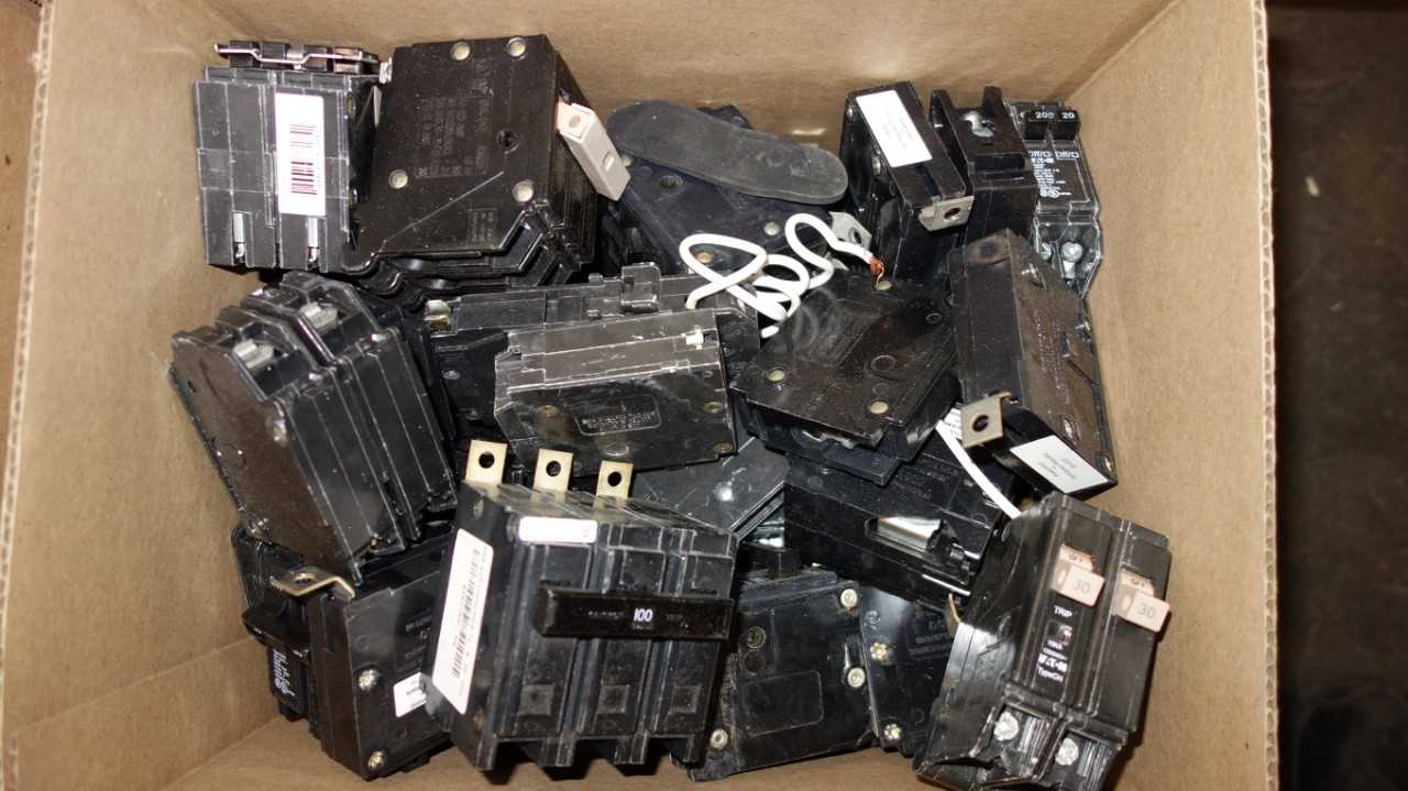 1 BOX OF ASSORTED EATON MINIATURE CIRCUIT BREAKERS, QUICKLAG, BR, CH - CIRCUIT BREAKERS