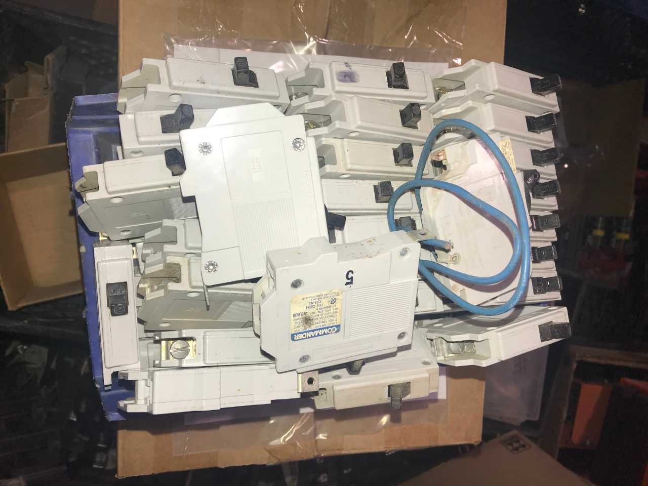 COMMANDER 15A 1 POLE CIRCUIT BREAKER (QTY 45) - CIRCUIT BREAKERS