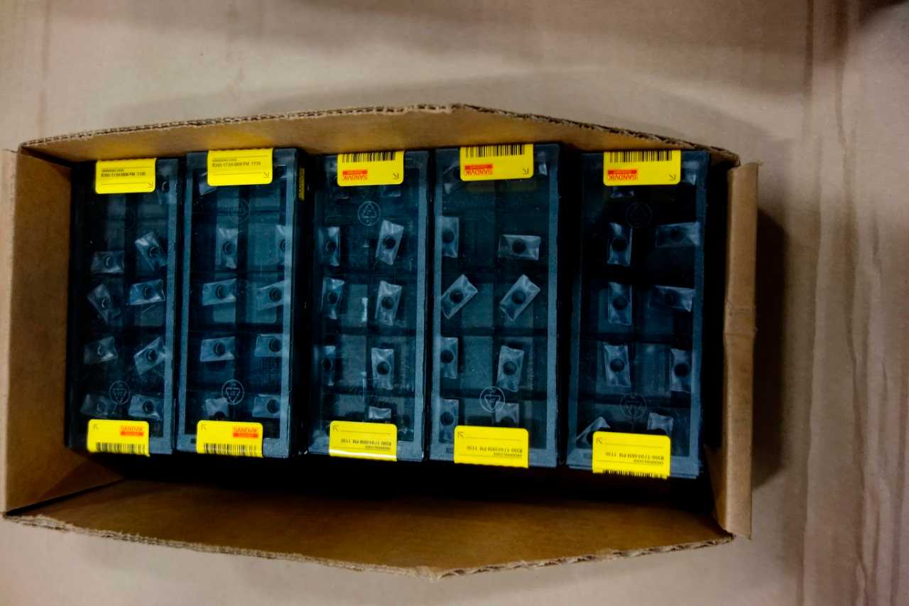 TOTE OF SANDVIK COROMILL 390 INSERTS - ELECTRIC POWER TOOLS