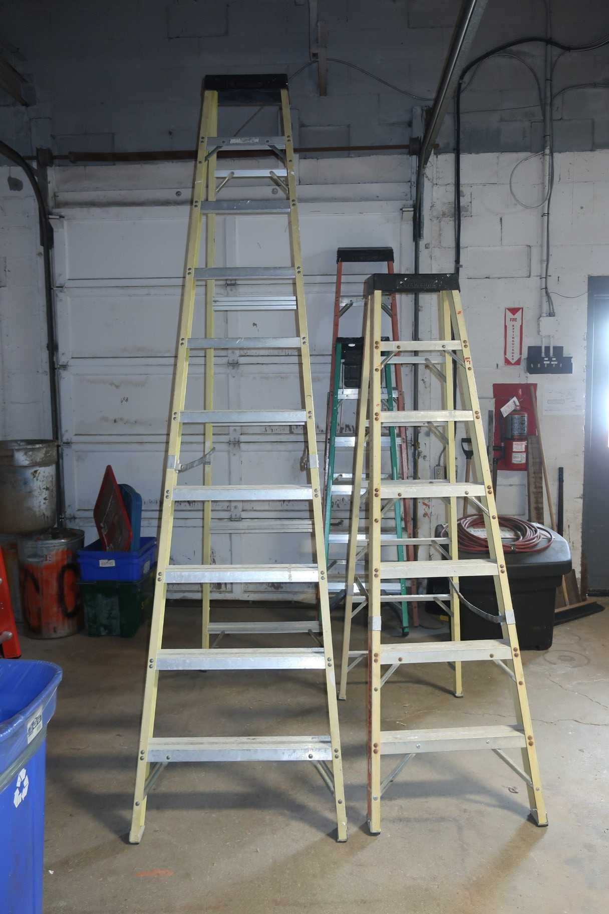 LOT OF 2 ASSORTED FEATHERLITE FIBERGLASS STEP LADDERS - PLANT & FACILITY