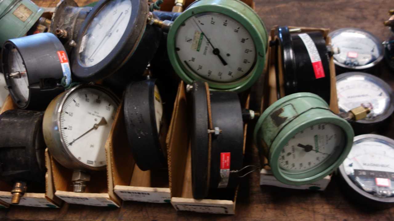LOT OF 6 TOTES OF ASSORTED PNEUMATIC PRESSURE GAUGES, DWYER, WIKA - INDUSTRIAL PARTS
