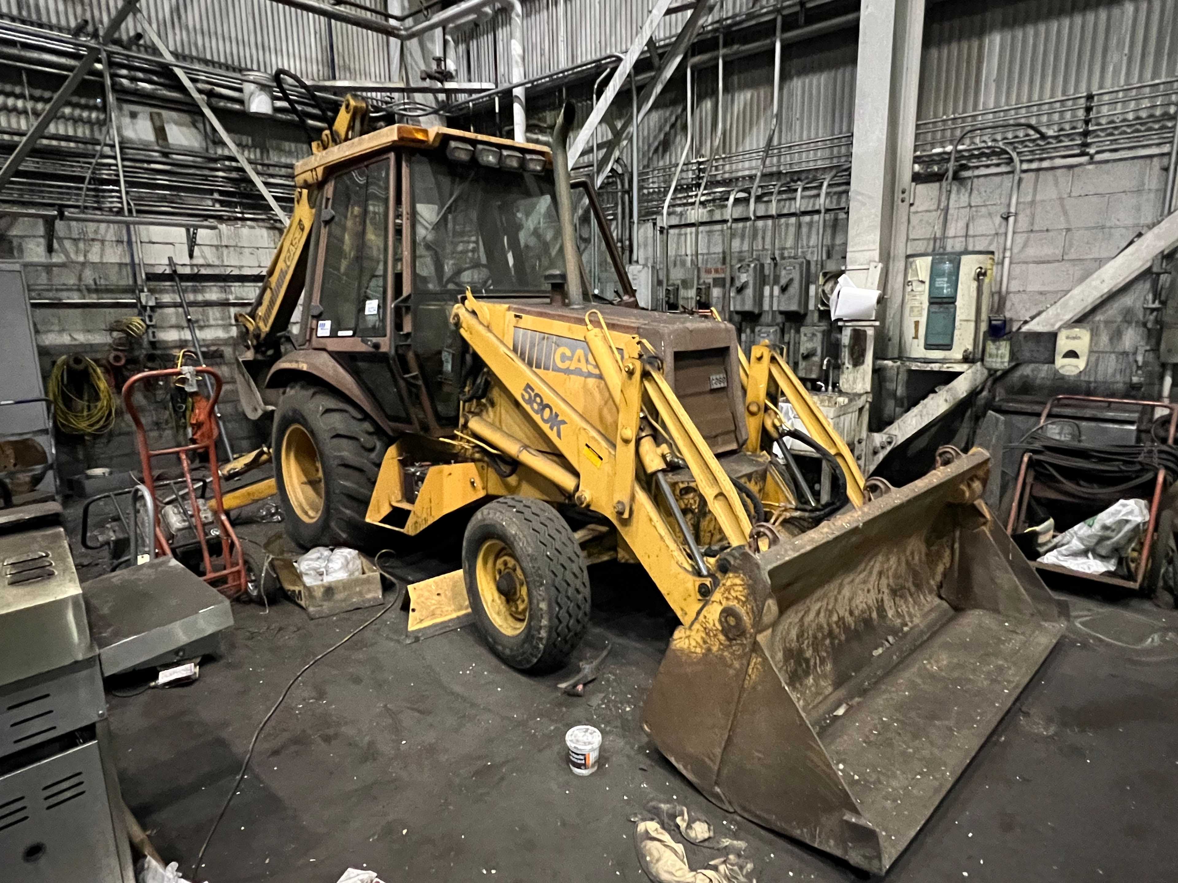Case 580K Loader Backhoe - WHEEL LOADERS