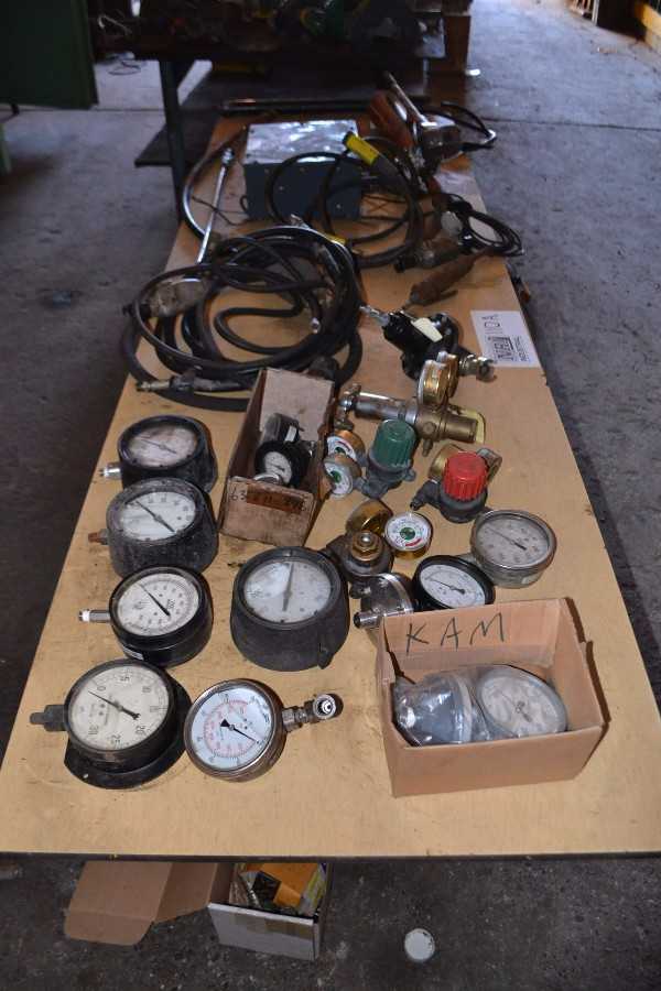 TABLE WITH CONTENTS - SPX HYDRAULIC HAND PUMP, GAS REGULATORS, PRESSURE GAUGES, LINCOLN ELECTRIC 250A ARC WELDER - MISCELLANEOUS