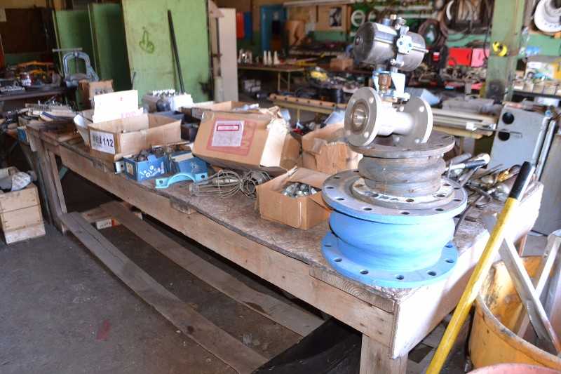 TABLE WITH CONTENTS - ALLEN WRENCHES, PUNCHES, HYDRAULIC CYLINDERS, FASTENERS, GREASE PUMPS - MISCELLANEOUS