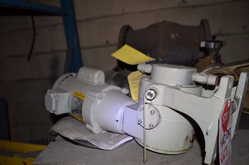 JESCO 5701-21-0231 3-2GPH METERING PUMP W/ BALDOR KL3403 MOTOR LOT OF 2 - MISCELLANEOUS