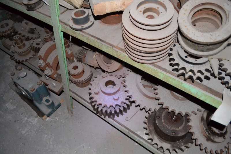 CONTENTS OF RACKING - SPROCKETS, ROLLER CHAINS, SHEEVES, COUPLINGS, TB WOODS 5V-21-2 3-E PULLEY - MISCELLANEOUS