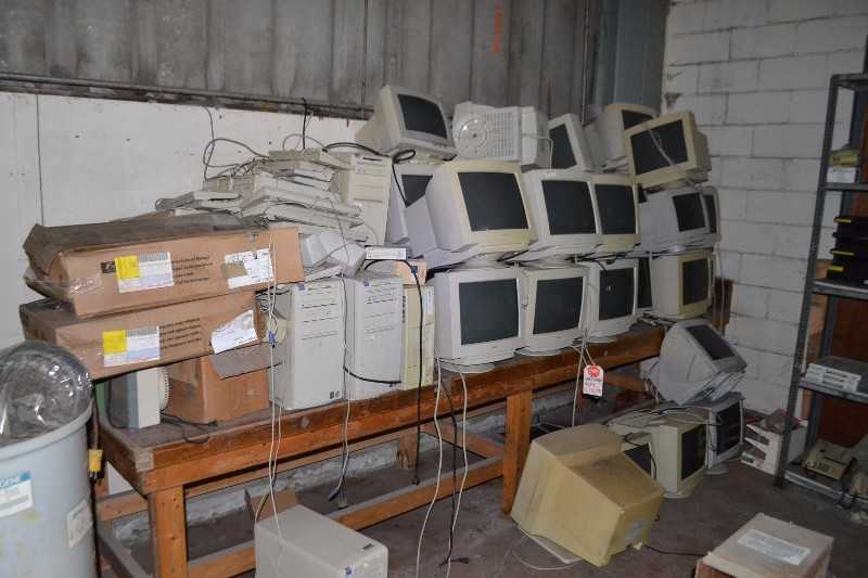 CONTENTS OF DESK - DELL COMPUTER SCREENS & DESKTOPS - MISCELLANEOUS