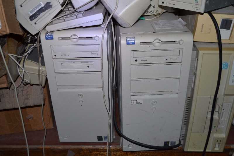 CONTENTS OF DESK - DELL COMPUTER SCREENS & DESKTOPS - MISCELLANEOUS
