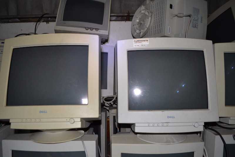 CONTENTS OF DESK - DELL COMPUTER SCREENS & DESKTOPS - MISCELLANEOUS