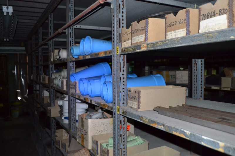 CONTENTS OF SHELVE - PNUEMATIC CYLINDERS, SPROCKETS - MISCELLANEOUS