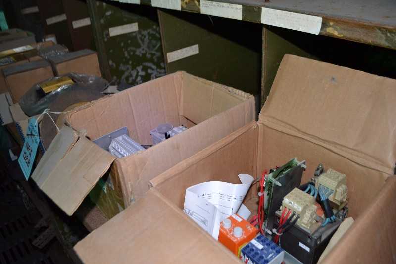 CONTENTS OF DESK - ALLEN BRADLEY 100-A3OND3 CONTACTOR X6, CONTACTORS, RELAY - MISCELLANEOUS