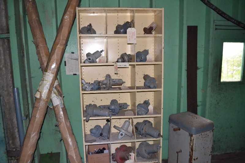 CONTENTS ON SHELVE - FISHER TYPE 61H VALVE - MISCELLANEOUS