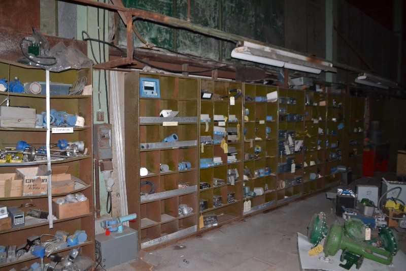 CONTENTS OF SHELVE - ROSEMOUNT TRANSMITTERS 1181, REGULATORS - MISCELLANEOUS