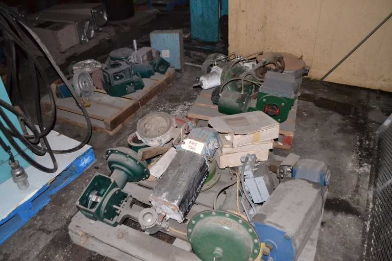 SKID OF ASSORTED FISHER VALVES - MISCELLANEOUS