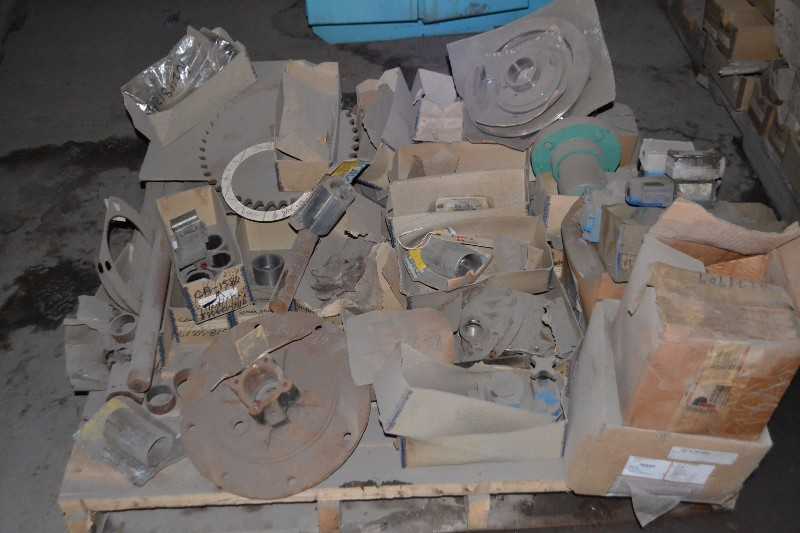 CONTENTS OF SKID - SPROCKETS, SEALS, PUMP PARTS, VICKERS HYDRAULIC PUMPS x2 - MISCELLANEOUS