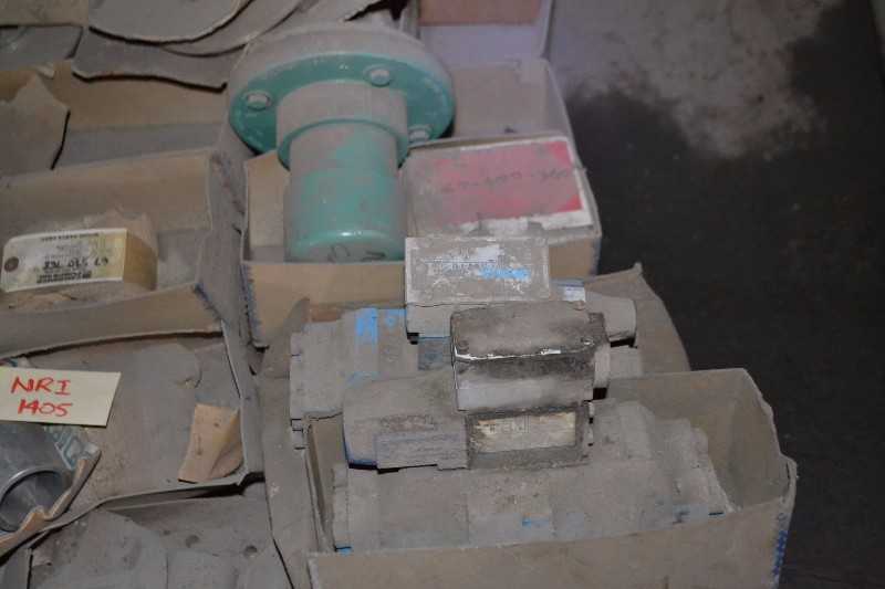 CONTENTS OF SKID - SPROCKETS, SEALS, PUMP PARTS, VICKERS HYDRAULIC PUMPS x2 - MISCELLANEOUS
