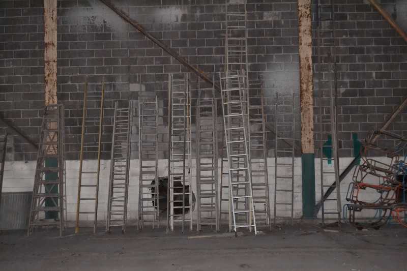 LOT OF 19 STEEL LADDERS - MISCELLANEOUS