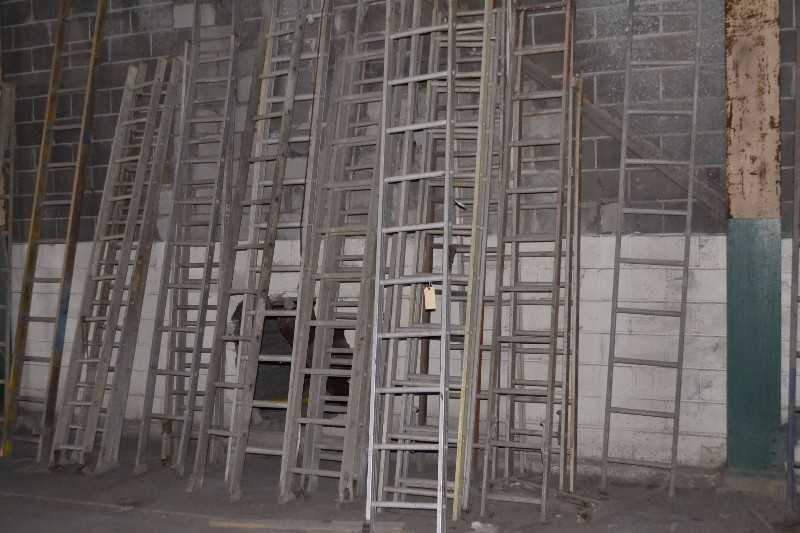 LOT OF 19 STEEL LADDERS - MISCELLANEOUS