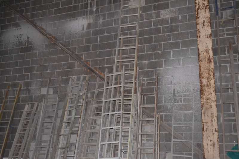 LOT OF 19 STEEL LADDERS - MISCELLANEOUS