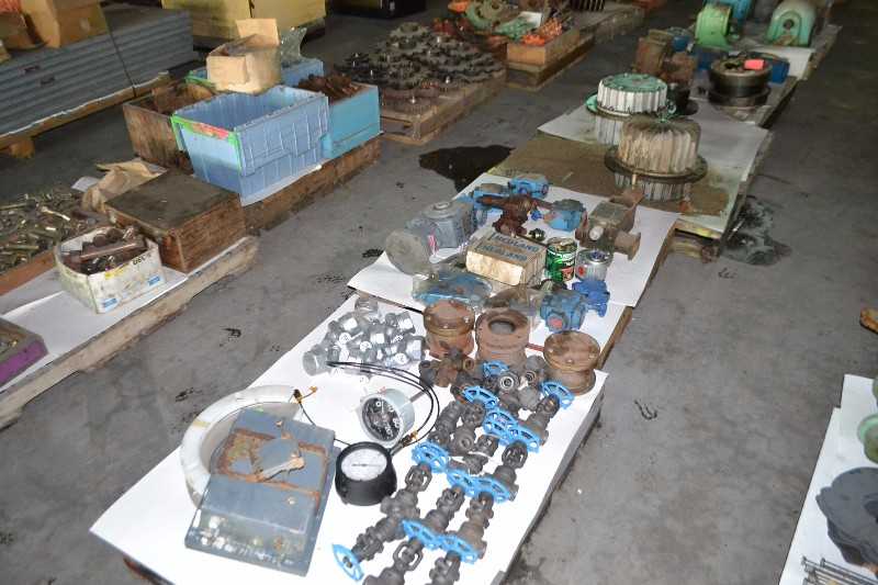 CONTENTS OF SKID - VELAN 3/4IN STEEL GATE VALVE, VICKERS HYDRAULIC VALVES - MISCELLANEOUS