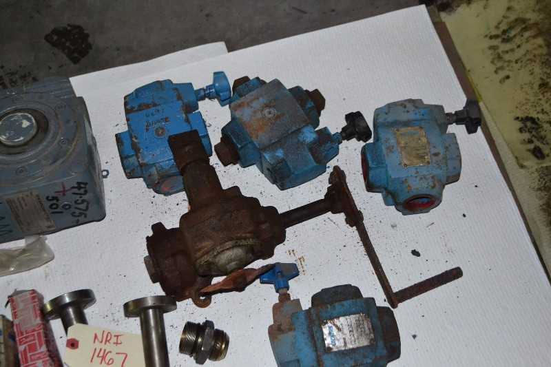 CONTENTS OF SKID - VELAN 3/4IN STEEL GATE VALVE, VICKERS HYDRAULIC VALVES - MISCELLANEOUS
