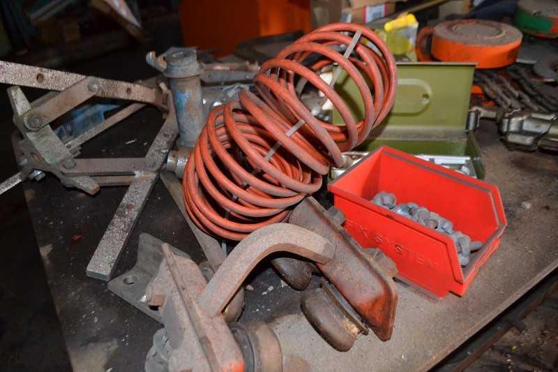 CONTENTS OF TABLE - CHAIN FALL HOISTS, SOCKETS, BEARING PULLERS, DRUM PUMP, TABLE VICE - MISCELLANEOUS