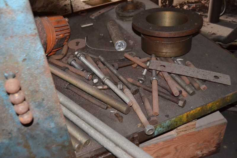CONTENTS OF TABLE - GOULDS 3196 PUMP, STRIKING WRENCHES, SOCKETS, WELDING ELECTRODES - MISCELLANEOUS