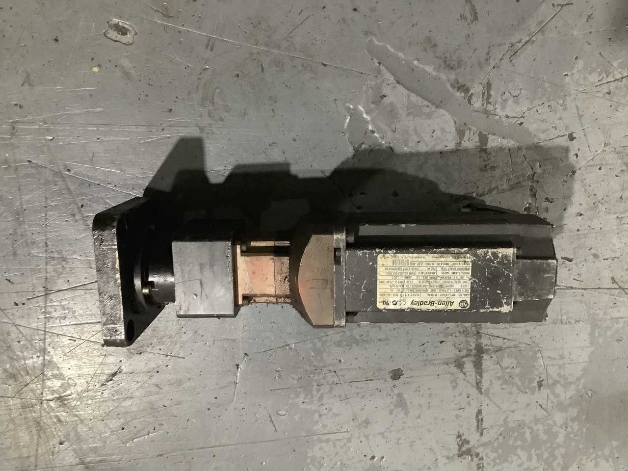 Lot of 1 Allen Bradley MPL-B320P-MJ24AA AC servo motor 3 phase - SERVO