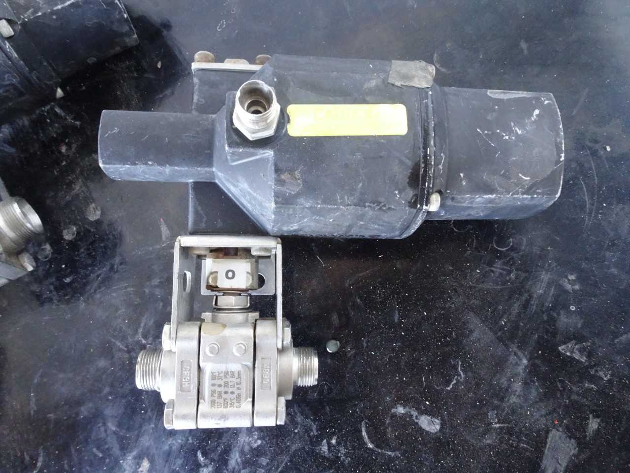 SWAGELOK lot of 3 STAINLESS control valves - CONTROL VALVE