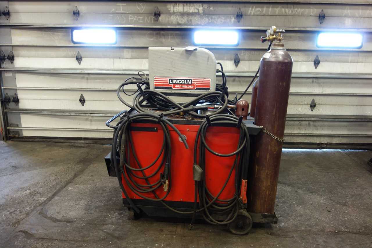 LINCOLN DC ARC WELDER (TANKS NOT INCLUDED) - WELDING EQUIPMENT
