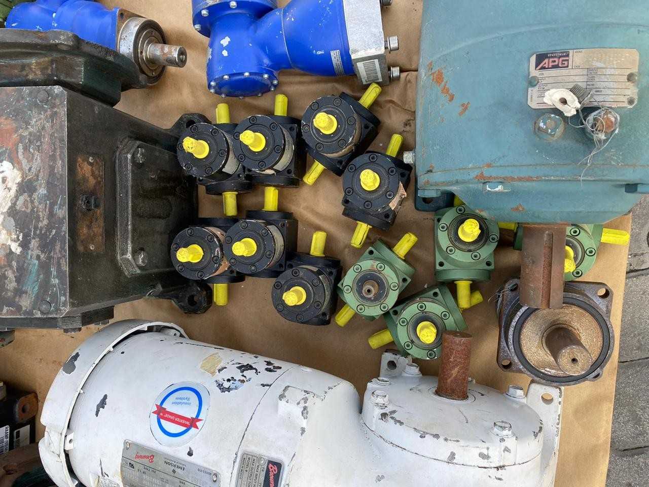 PALLET OF ASSORTED GEARS AND GEAR MOTOR - ELECTRIC MOTORS