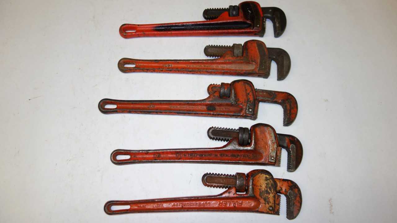 LOT OF 5 ASSORTED RIDGID 14 IN ADJUSTABLE PIPE WRENCHES - HAND TOOLS
