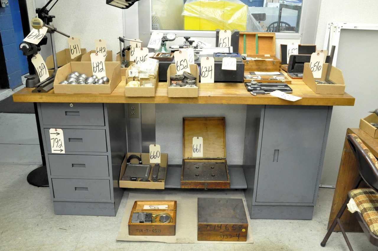 1 Bench 2 Desks and 2 Bookcases - MATERIAL HANDLING