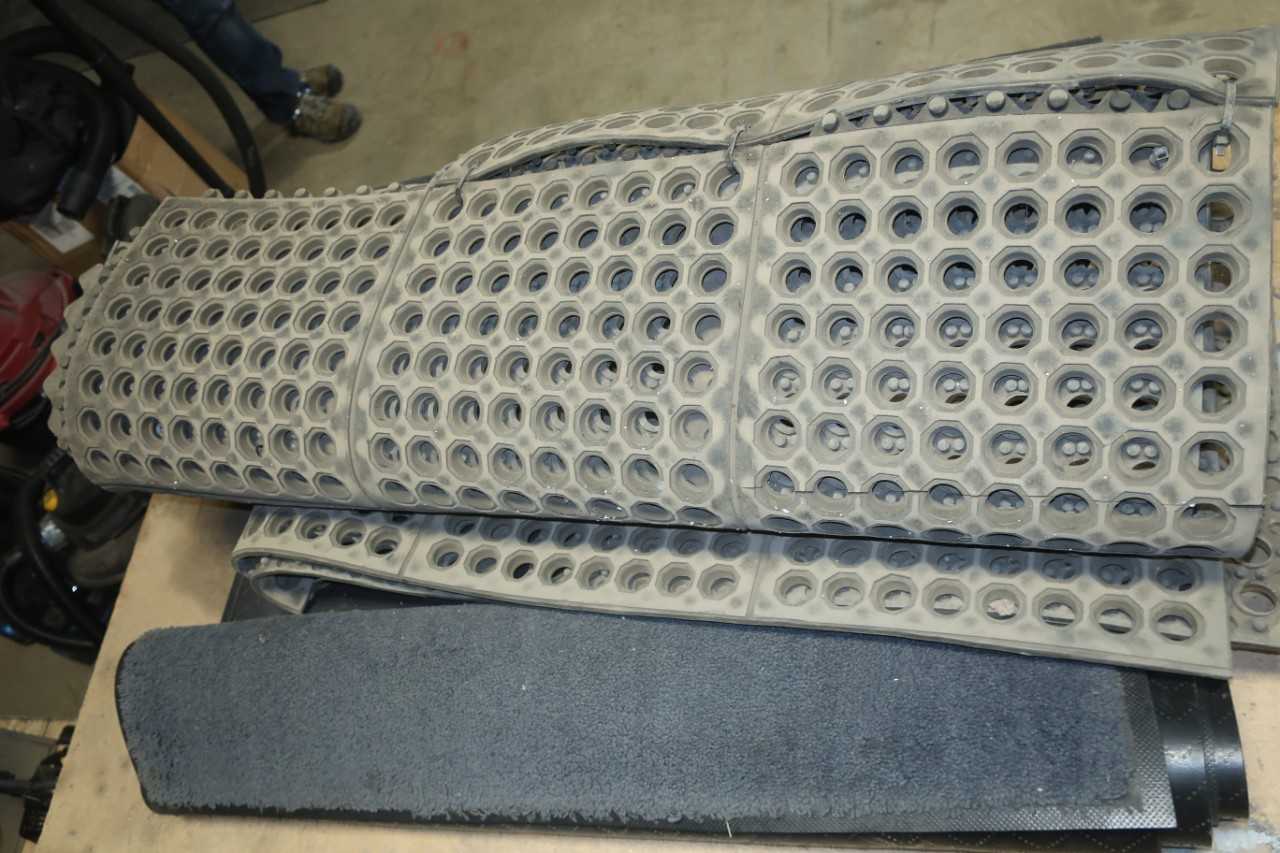 LOT OF ASSORTED RUBBER MATS - MISCELLANEOUS