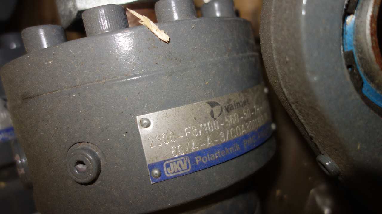 1 CRATE OF ASSORTED VALMET HYDRAULIC CYLINDERS - HYDRAULIC CYLINDERS