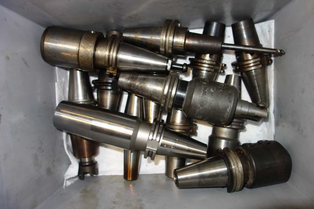 LOT OF ASSORTED CAT 40 TOOL HOLDERS - ELECTRIC POWER TOOLS