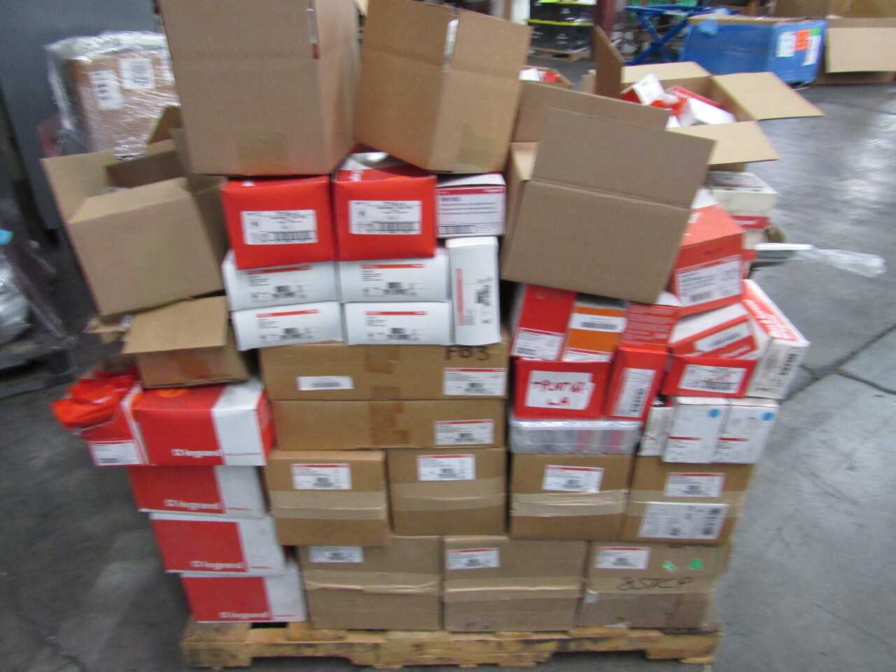 Pallet of 1153x Assorted Legrand Cables/Wire/Cord/Outs, Lights, Fittings & More - LIGHTING