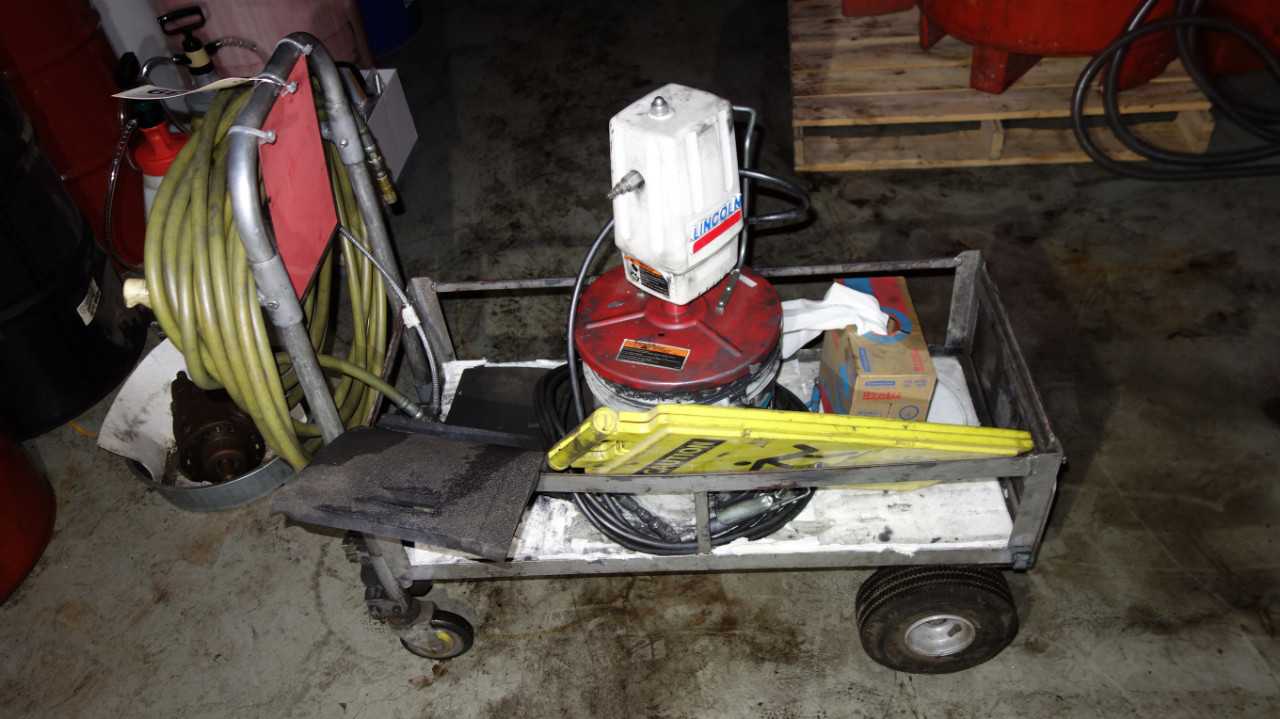 CART WITH PNEUMATIC LINCOLN OIL PUMP - PUMPS