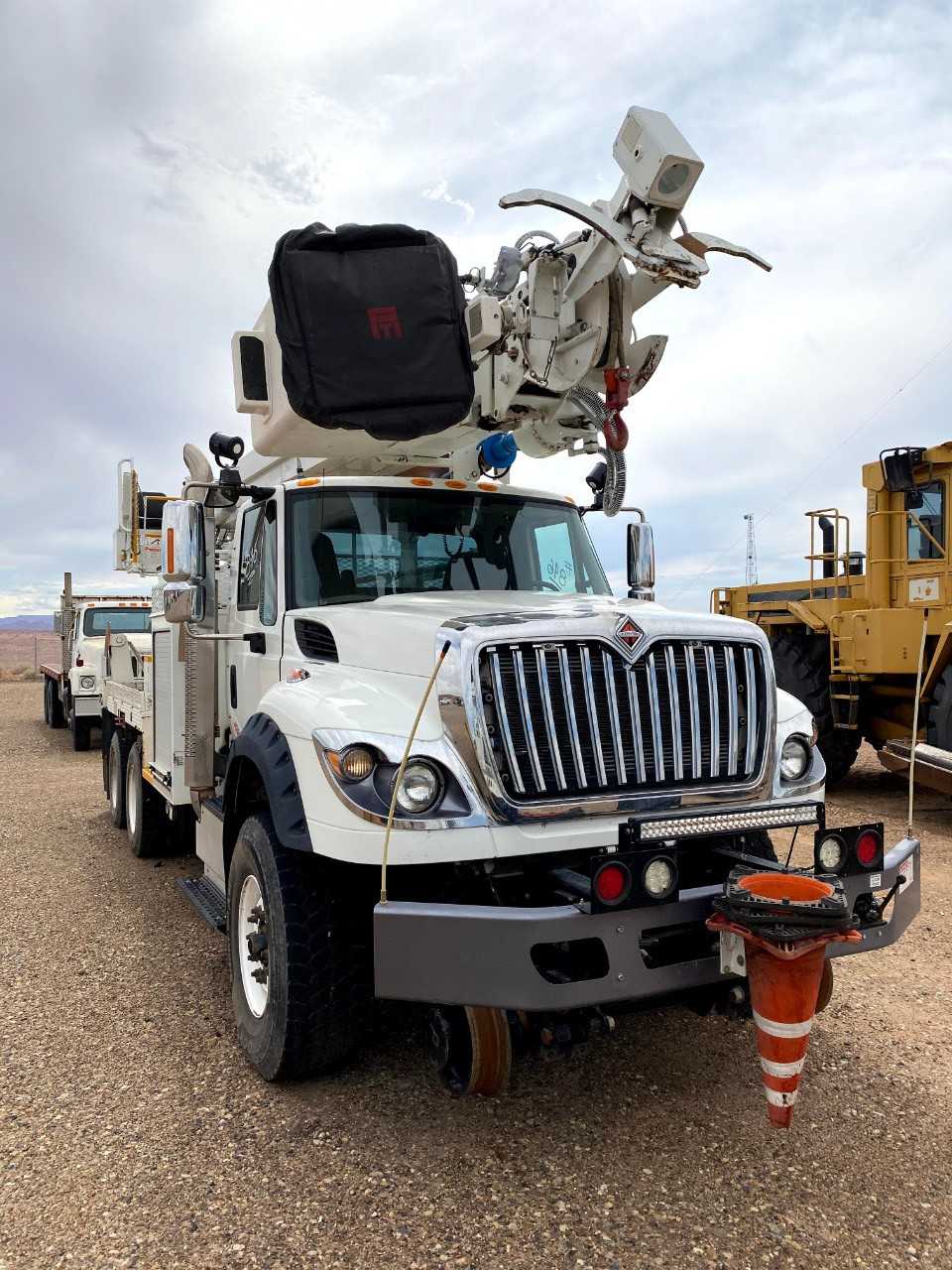 2016 International 7600 Navstar Bucket Truck w/ Terex Digger Derrick - HYDRO EXCAVATOR TRUCKS