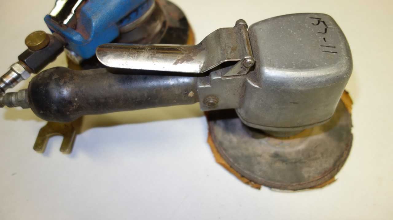 LOT OF 2 ASSORTED CHICAGO PNEUMATIC AIR SANDERS - PNEUMATIC POWER TOOL