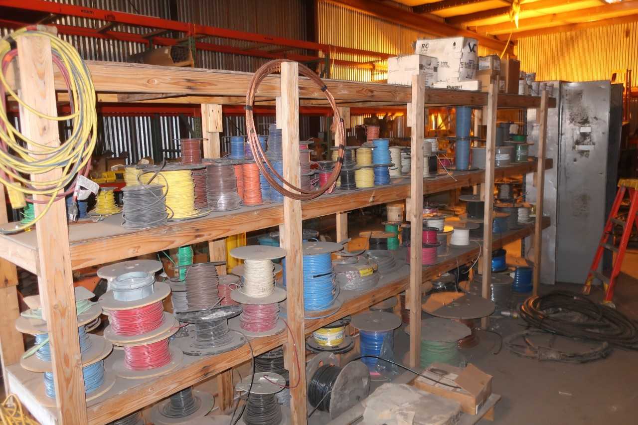 CONTENTS OF ENTIRE SHELF, LOT OF SPOOLS OF WIRE - ELECTRICAL COMPONENTS
