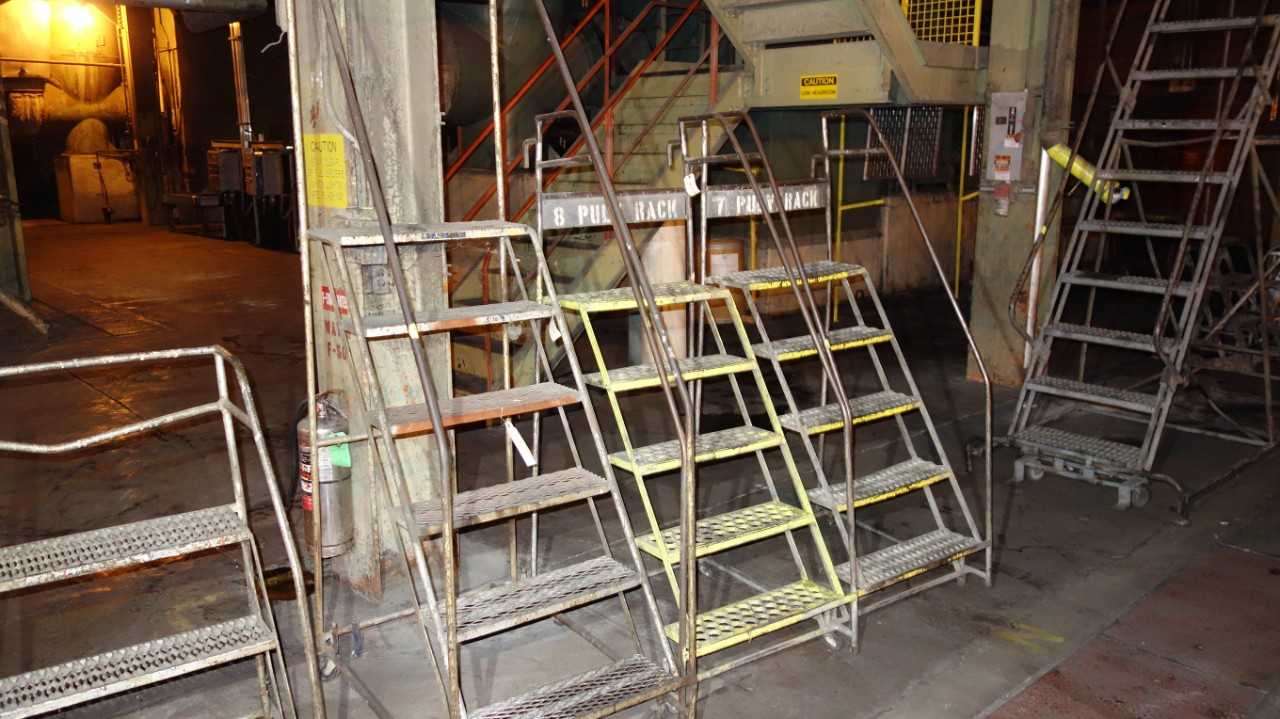 LOT OF 3 ASSORTED STEP LADDERS - MATERIAL HANDLING
