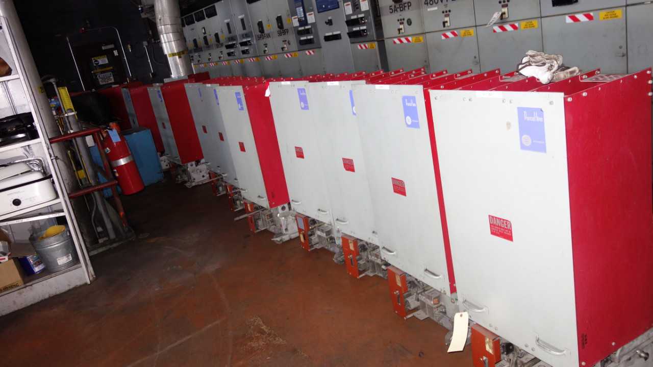 LOT OF 16 WESTINGHOUSE 50DHP250 1200A BREAKERS - CIRCUIT BREAKERS